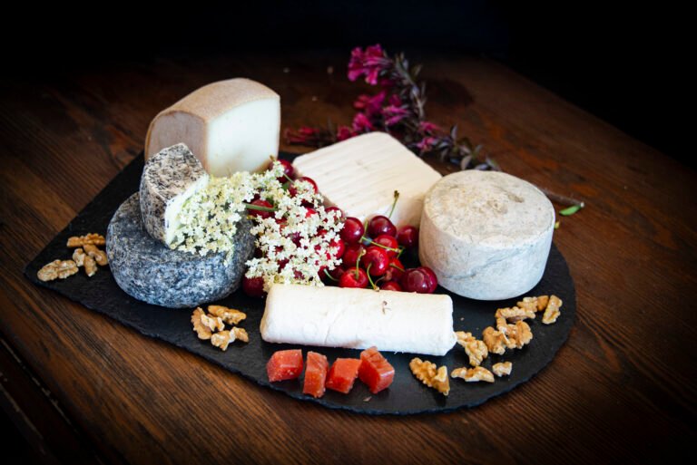 FORMATGES DE PROXIMITAT (DEMANAR NOMS A CUINA )